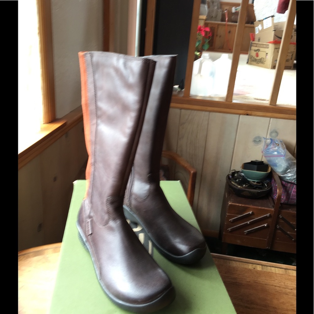 KEEN Boots , new in box .8.5 11 wide Mocha color